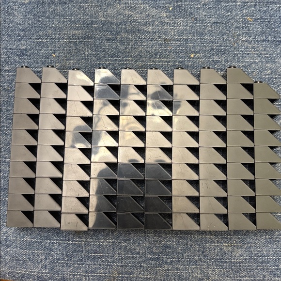 2000 Lego 3495 2x2 Roof Tile Steep Sloped Black - Picture 2 of 5